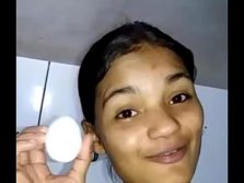 Morenaza brasileña se mete un huevo por el coño